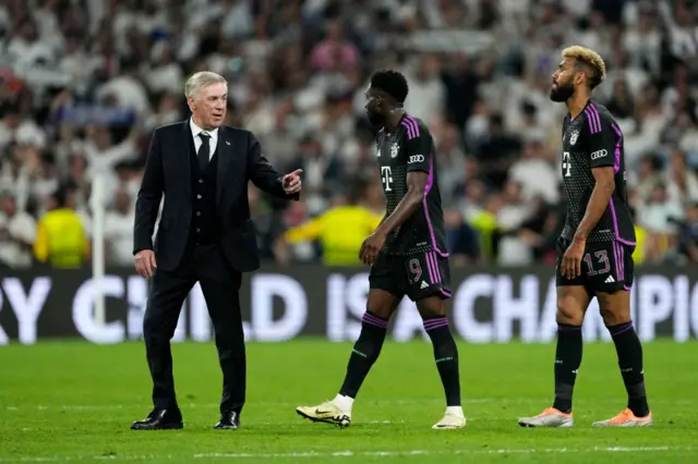 Ancelotti speaks to Bayern players at full time