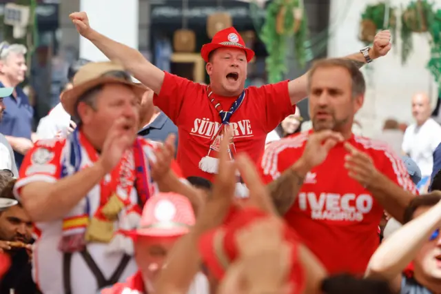 Bayern fan sings and drinks beer