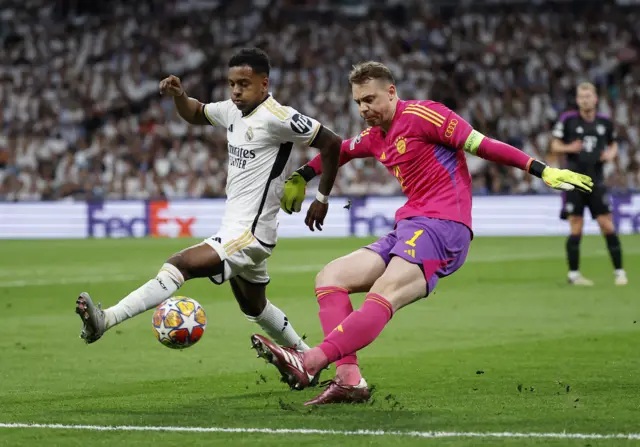 Rodrygo closes down Neuer