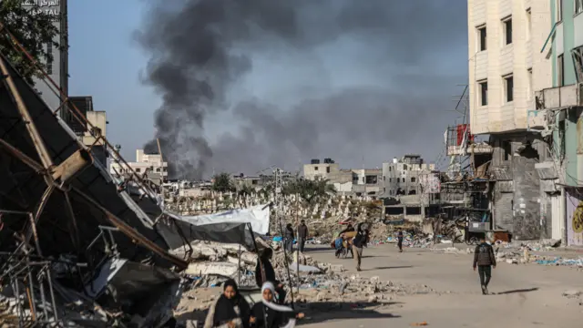 Smoke rises following Israeli airstrike on Gaza City's Zeitoun neighbourhood (9 May 2024)