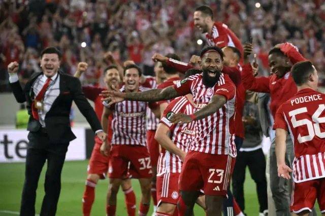 Olympiakos players celebrate at full time