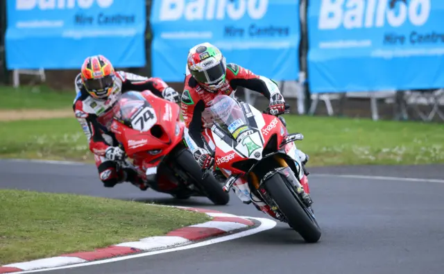 Glenn Irwin leading Superbike race