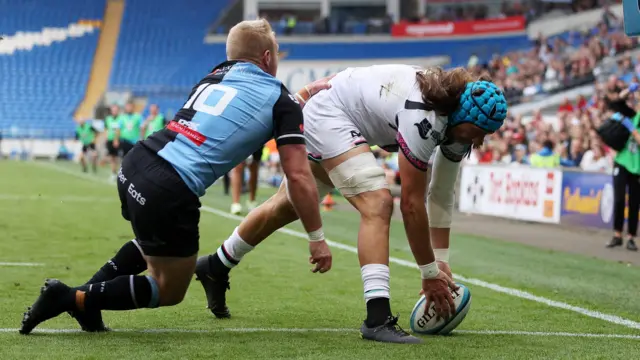 Justin Tipuric scores try for Ospreys