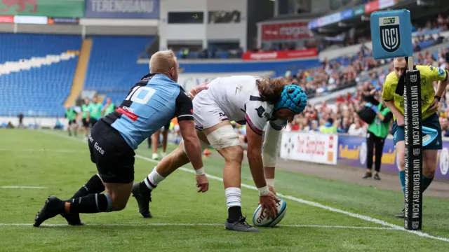 Justin Tipuric scores in the corner