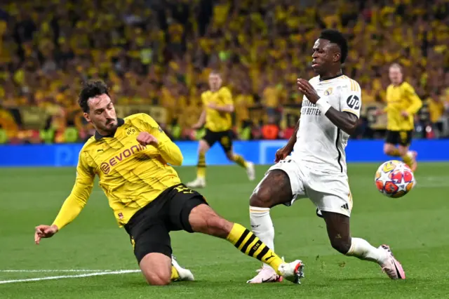 Hummels intercepts Vinicius' run