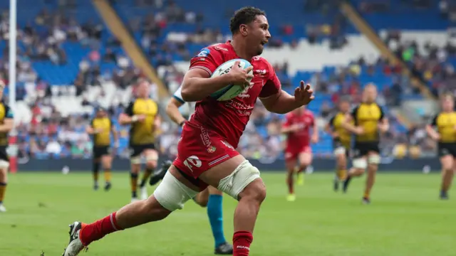 Dan Davis of Scarlets races in to score try