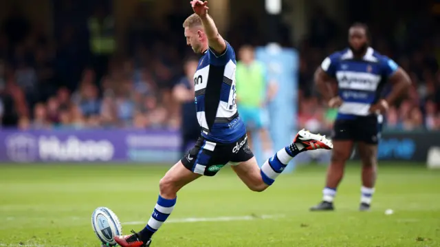 Finn Russell kicks a penalty