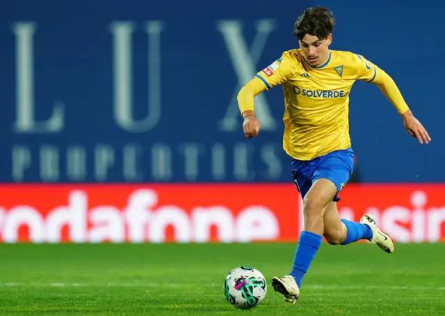 Rodrigo Gomes running with the ball