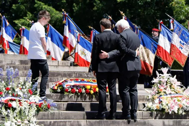 Presidents Steinmeier (right) and Macron at the memorial