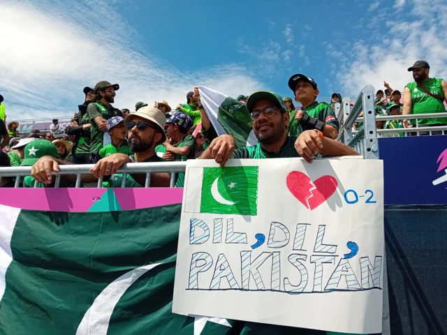 Pakistan fan with a 'dil dil Pakistan' sign