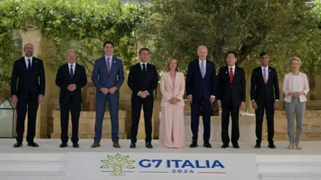 G7 leaders stand for family photo