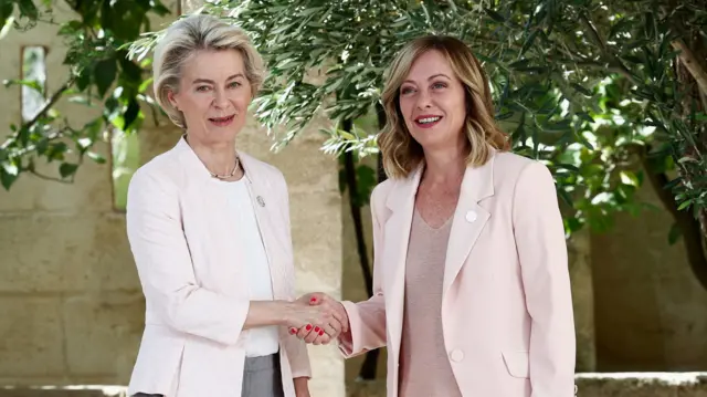 Giorgia Meloni shakes hands with European Commission President Ursula von der Leyen