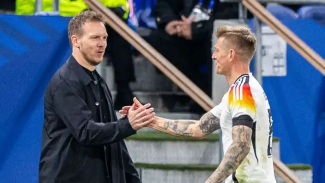 Julian Naagelsmann and Toni Kroos shake hands