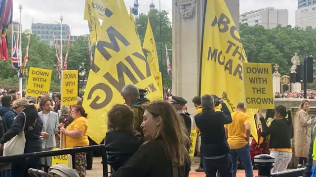 Anti-monarchists gather outside Buckingham Palace to share signs of their displeasure