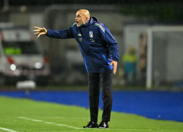 Spaletti directs his team from the touchline