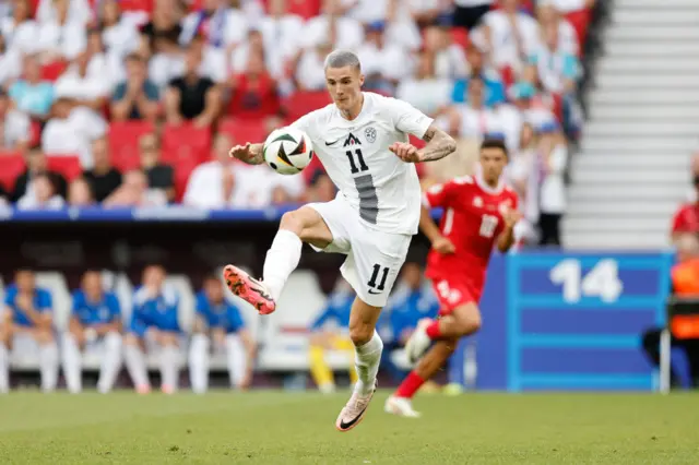 Benjamin Sesko controlling the ball