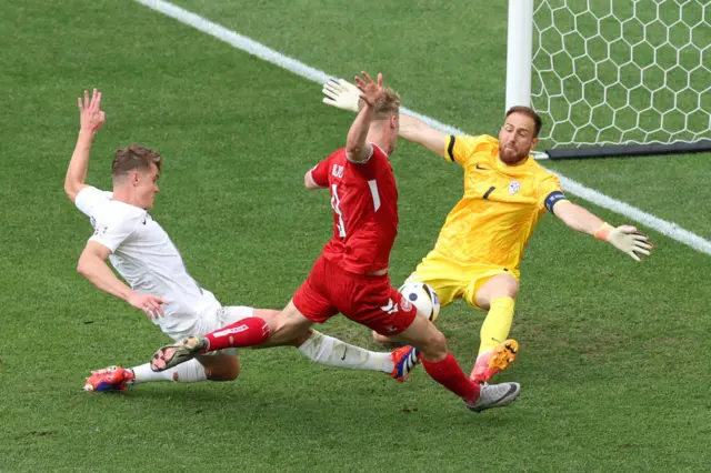 Jan Oblak saves Rasmus Hojlund's shot