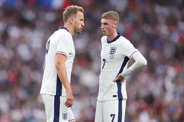 Harry Kane of England speaks to Cole Palmer