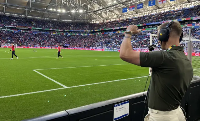 Joe Hart gives England players a thumbs up