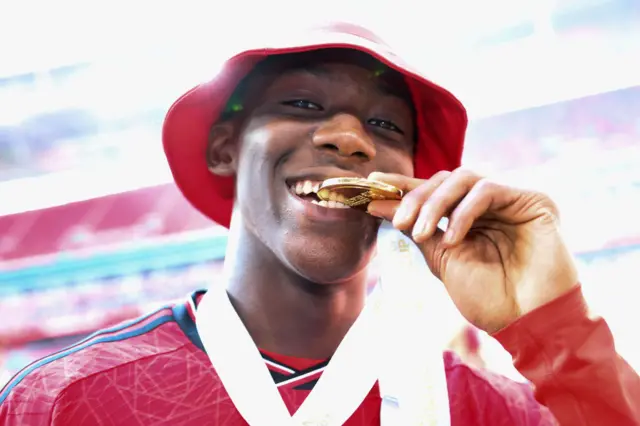 Kobbie Mainoo celebrates with a FA Cup winners