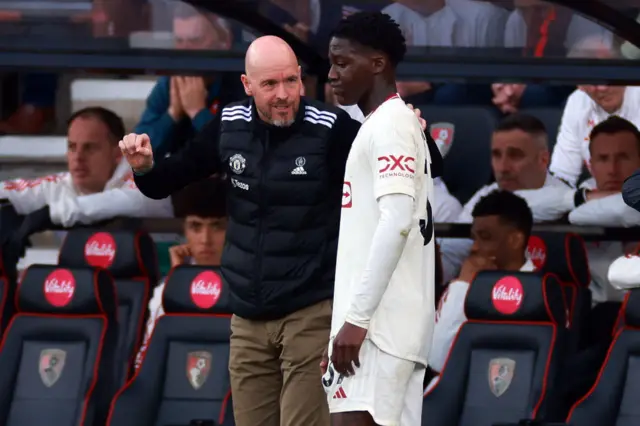 Erik ten Hag instructs Kobbie Mainoo