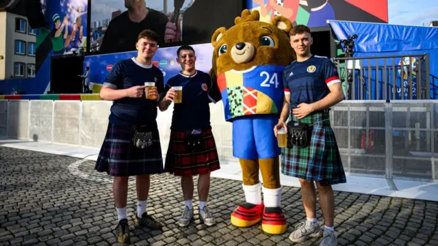 Fans of Scotland and Albaert