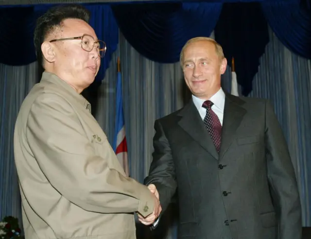 Kim Jong II shakes hands with Vladimir Putin