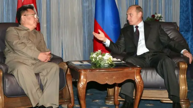 Russian President Vladimir Putin (R) confers with North Korean leader Kim Jong Il (L) during their meeting in the far eastern city of Vladivostok, 23 August 2002. Talks are expected to focus on bilateral cooperation and economic issues.