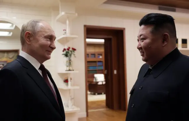 Russian President Vladimir Putin (L) and North Korean leader Kim Jong Un (R) meet in Pyongyang