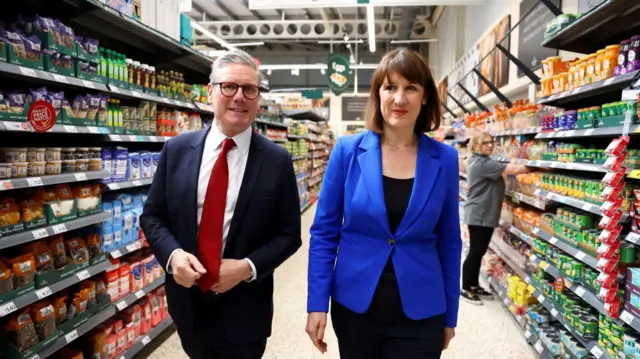 Keir Starmer and Rachel Reeves walk down a supermarket aisle