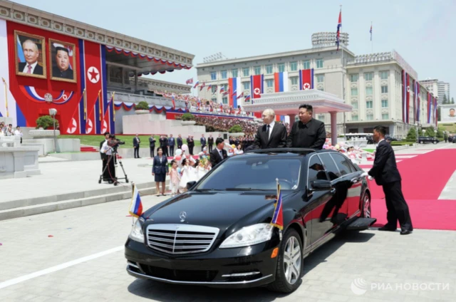 Putin and Kim go around in a motorcade in a central square in Pyongyang