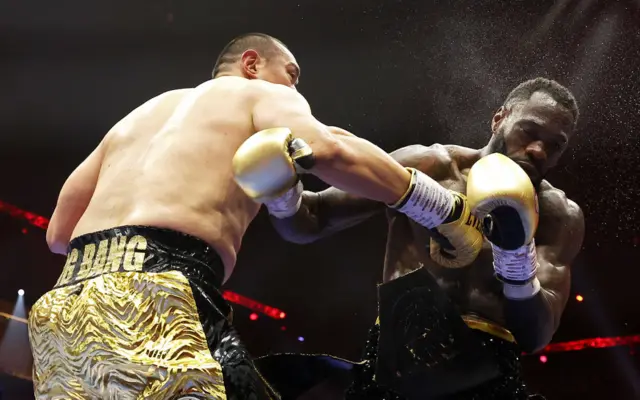 Zhilei Zhang punches Deontay Wilder in the face