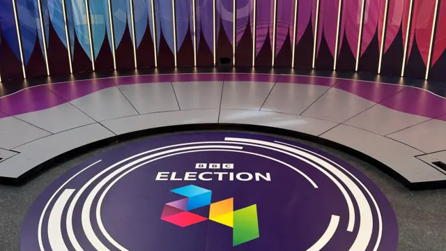 QT election stage