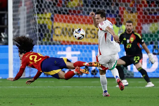 Marc Cucurella (L) fights for the ball