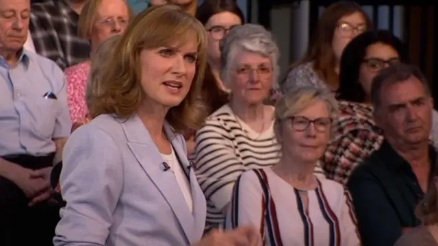 Fiona Bruce asking question in front of the audience