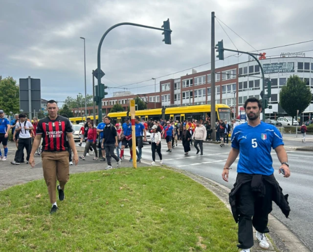 Fans leaving the U-Bahn