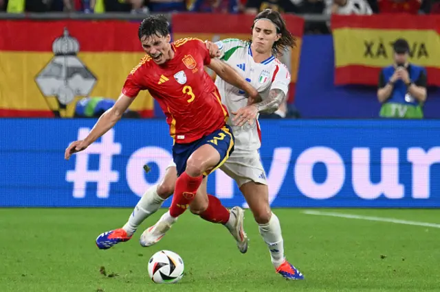 Robin Le Normand (L) fights for the ball with Italy's defender #05 Riccardo Calafiori