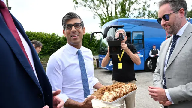 Sunak hands out cake