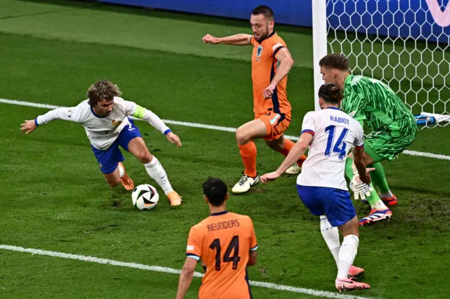 Antoine Griezmann falls over after shooting