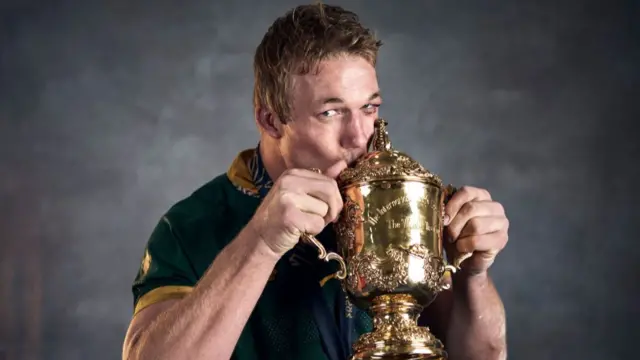 Pieter-Steph du Toit kisses World Cup