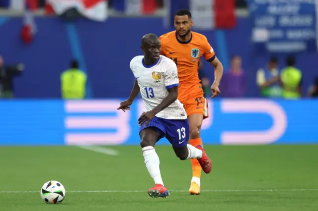 N'Golo Kane with the ball being chased by Cody Gakpo