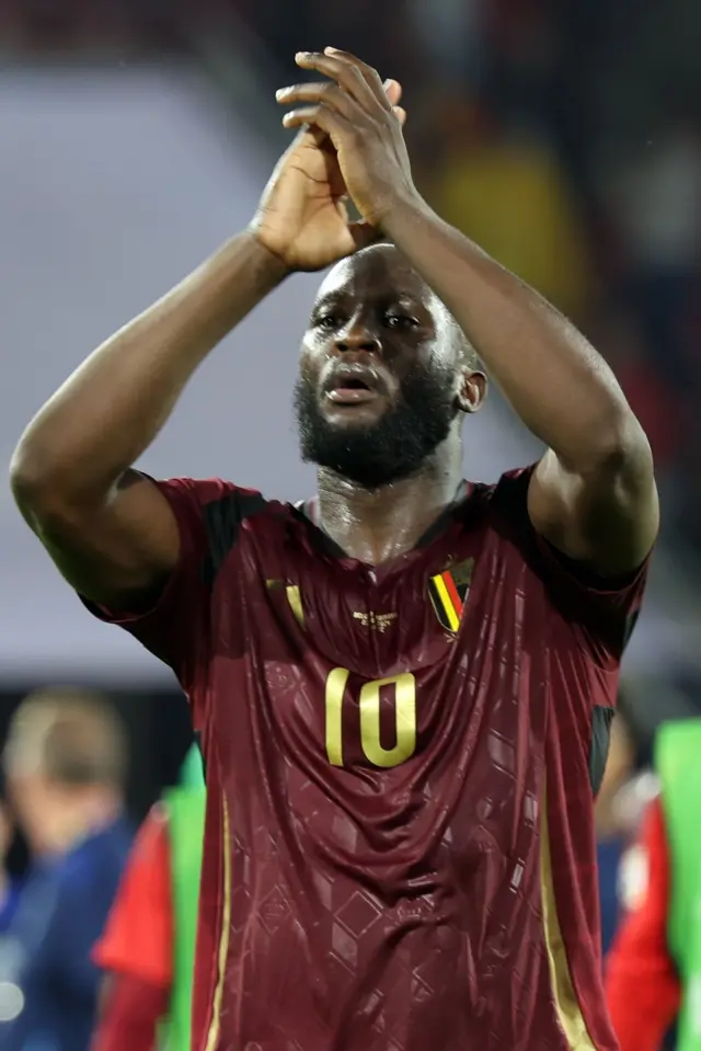 Lukaku applauds the fans