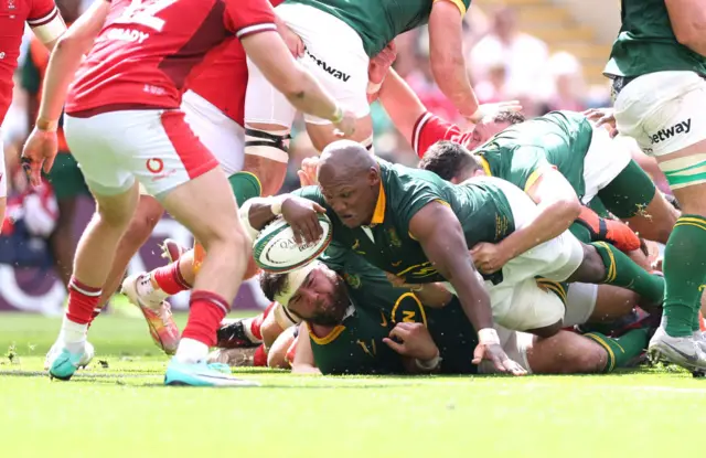 Bongi Mbonambi of South Africa scores a try