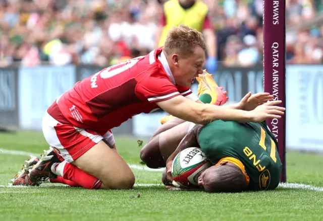 Makazole Mapimpi scores a try