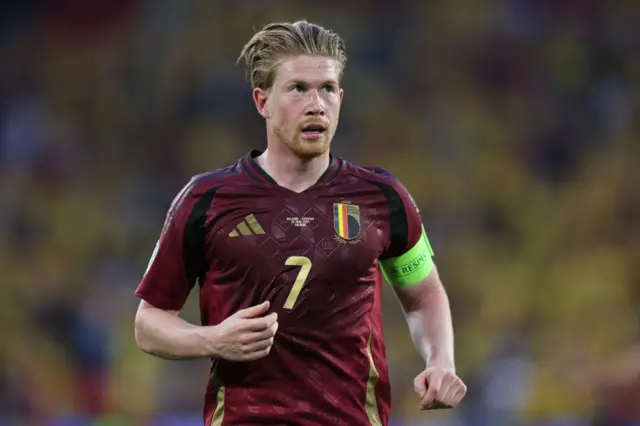 De Bruyne stands and rolls his eyes