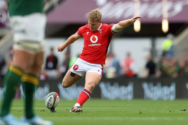 Sam Costelow kicking a penalty
