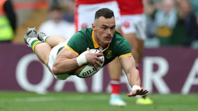 Jesse Kriel dives over for a try