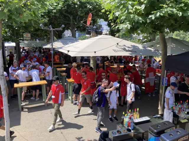 Swiss and German fans in Frankfurt