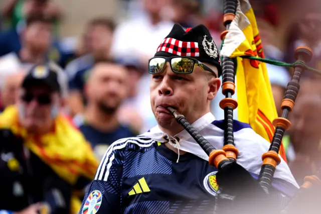 Scotland bagpiper