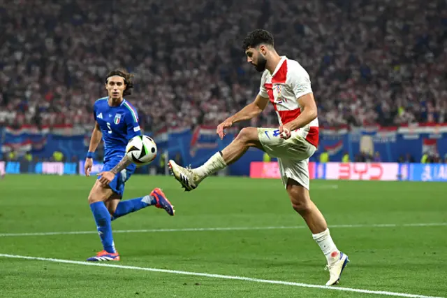 Josko Gvardiol of Croatia controls the ball